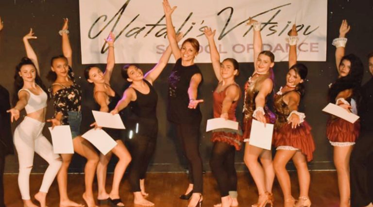 Δωρεάν μαθήματα χορού από τη Ναταλί Βίτσιου κάθε Κυριακή στο Tzitziki Beach Bar