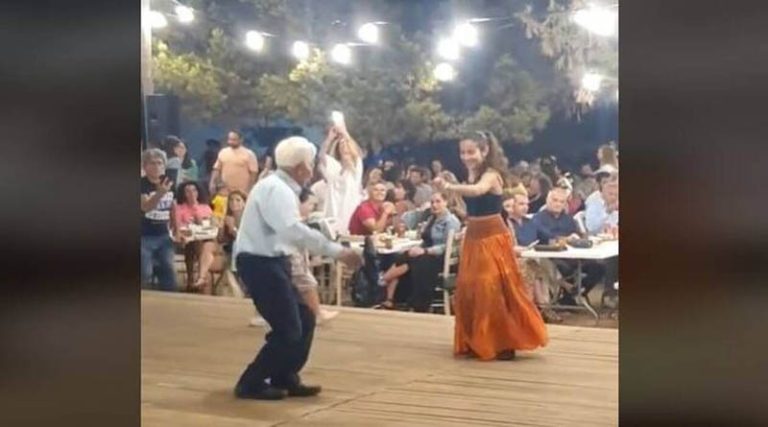 Παππούς 89 ετών χορεύει με την εγγονή του σε νησιώτικο γλέντι και γίνεται viral! (βίντεο)