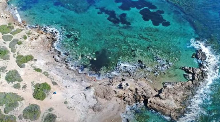 Κρυφές παραλίες της Ανατολικής Αττικής: Οι τρεις «φυλασσόμενες» πριβέ παραλίες, που χωρούν μόνο λίγες παρέες (βίντεο)