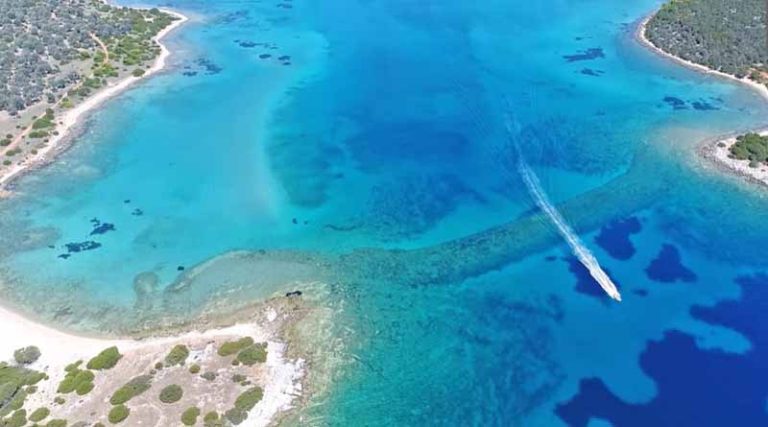 Οι «Ελληνικές Μαλδίβες» που βρίσκονται σε απόσταση “αναπνοής” από τη Ραφήνα – Η ιστορία τους και ο Μπιλ Γκέιτς
