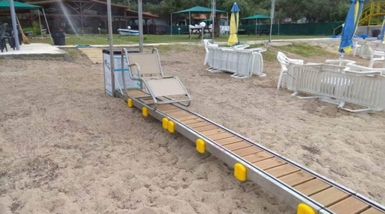 Ξήλωσαν ράμπα ΑμεΑ σε παραλία για να βάλουν ξαπλώστρες! (φωτό & βίντεο)