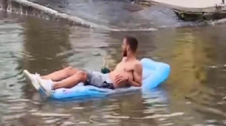 Βγήκε… με φουσκωτό και κοκτέιλ σε πλημμυρισμένο δρόμο της Κατερίνης! Το βίντεο που έγινε viral