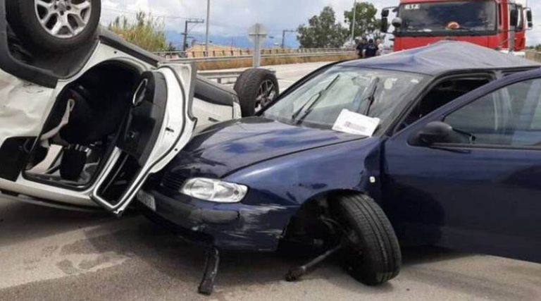 Τρομακτικό τροχαίο: Αυτοκίνητο «καρφώθηκε» σε καπό άλλου ΙΧ! Δύο τραυματίες (φωτό)