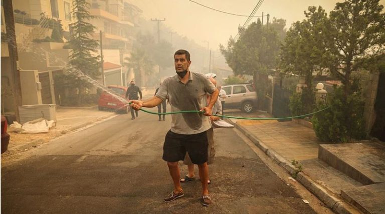 Βούλα: Ο Δημήτρης Καζάζης έδωσε μάχη με τη φωτιά για να σώσει το σπίτι του