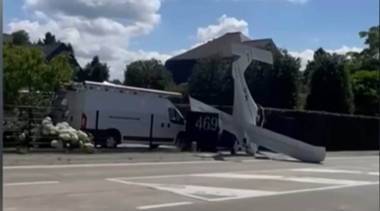 Αεροσκάφος «καρφώθηκε» σε πεζοδρόμιο! (φωτό & βίντεο)