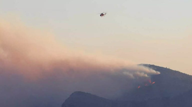 Φωτιά στην Σάμο: Συνεχίζεται η μεγάλη μάχη με τις φλόγες – Επιχειρούν ξανά τα εναέρια μέσα
