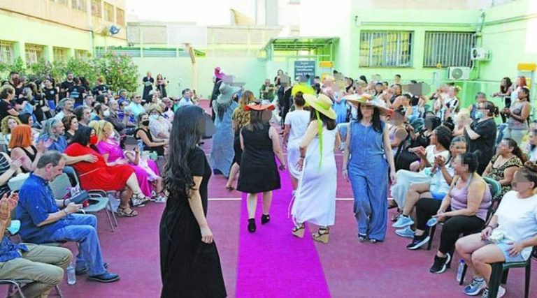 «Η θηλυκότητα δεν φυλακίζεται» – Επίδειξη μόδας κάτω από το κελί της Πισπιρίγκου στον Κορυδαλλό! (φωτό)