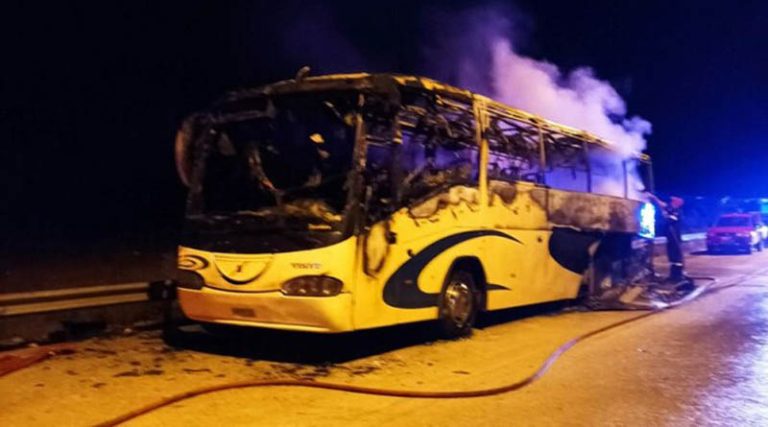 Λεωφορείο του ΚΤΕΛ τυλίχθηκε στις φλόγες! (φωτό)