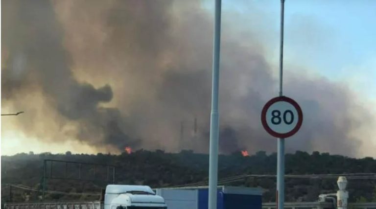 Μεγάλη φωτιά στη Μάνδρα- Εκκενώνονται δύο οικισμοί – Πού έχει διακοπεί η κυκλοφορία των οχημάτων