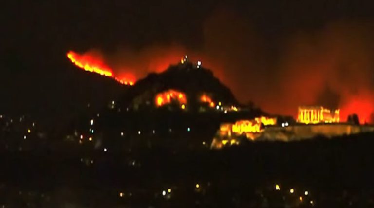 Φωτιά στο Ντράφι: Απόκοσμη εικόνα με την Ακρόπολη και από πίσω τις φλόγες