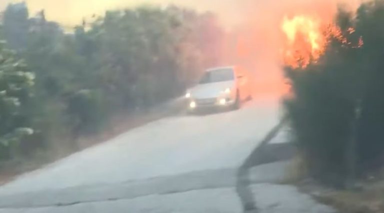 Φωτιά στο Ντράφι: Η στιγμή που αυτοκίνητο περνά μέσα από τις φλόγες (βίντεο)