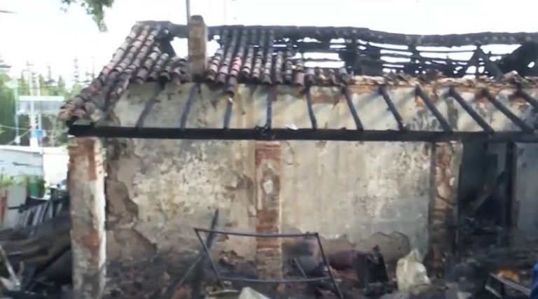 Παλλήνη: Νεκρός ο άνδρας που εντοπίστηκε χωρίς τις αισθήσεις του σε εγκαταλελειμμένο σπίτι που πήρε φωτιά (βίντεο)