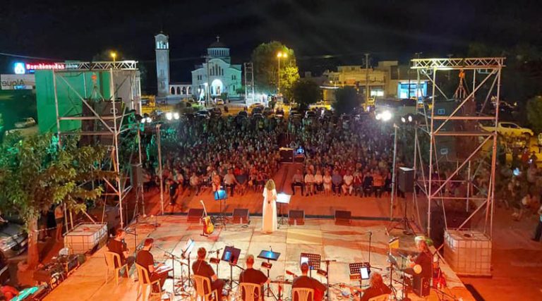 Νέα Μάκρη: Πλήθος κόσμου στη μεγάλη συναυλία της Γλυκερίας για τα 100 χρόνια από την Μικρασιατική Καταστροφή (φωτό & βίντεο)