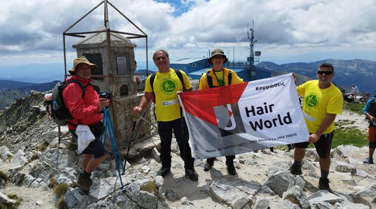 Η σημαία του κομμωτηρίου “Hair World” κυμάτισε στην ψηλότερη κορυφή των Βαλκανίων