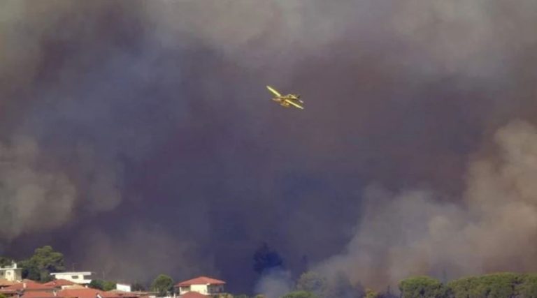 Ανεξέλεγκτη η φωτιά στην Ηλεία: Εκκένωση για Μακρίσια και Κρέστενα