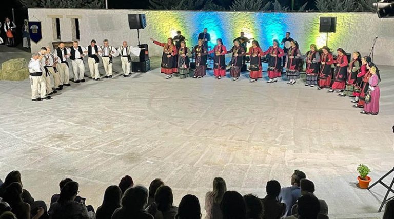 Εντυπωσίασε ο Σύλλογος Ηπειρωτών Κορωπίου στη μουσικο-χορευτική παράσταση «εδώ είν’ αλώνι για χορό κι αέρας για σεργιάνι»