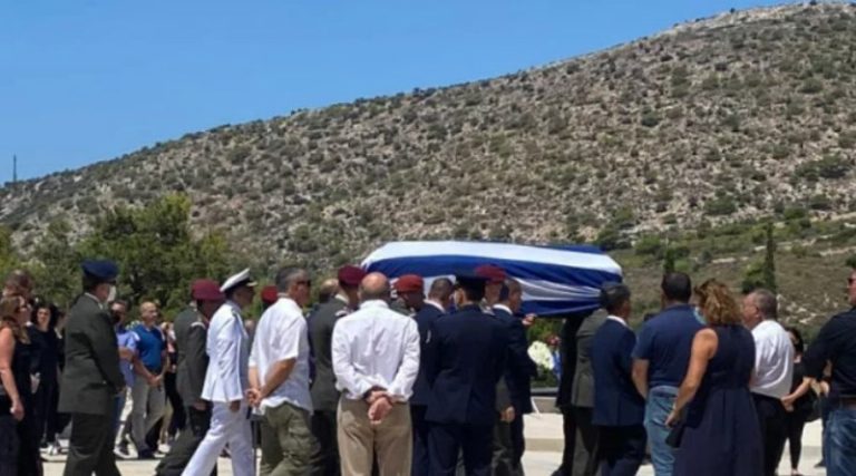 Θρήνος στην κηδεία του Έλληνα πιλότου του ελικοπτέρου που συνετρίβη στη Σάμο – Ο σπαραγμός της μητέρας του