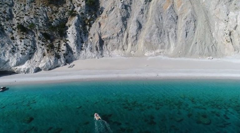 Αυτή είναι μία από τις 50 καλύτερες παραλίες σε ολόκληρο τον κόσμο – Που βρίσκεται; (βίντεο drone)