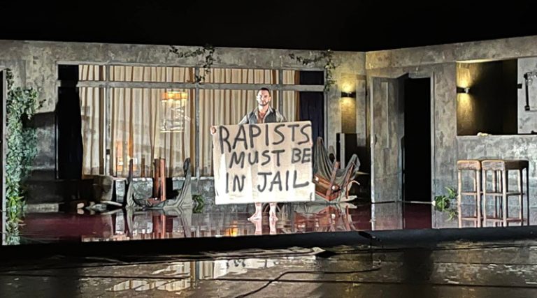 «Καταδίκασαν» και επί σκηνής τον Δημήτρη Λιγνάδη – «Ο βιαστής να παραμείνει στη φυλακή» (φωτό)