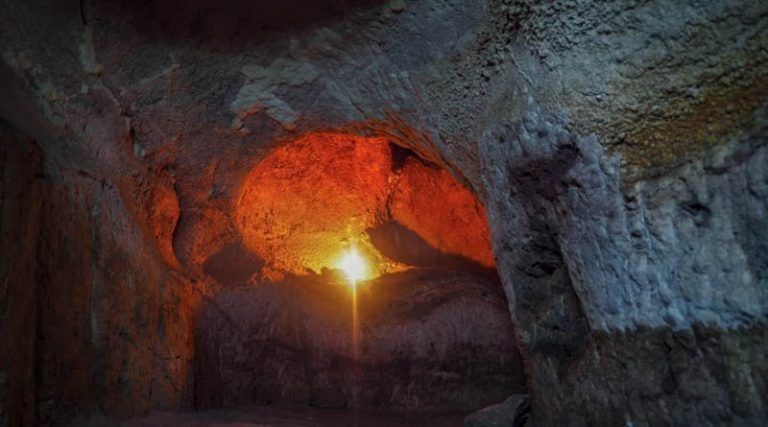 Λαύριο: Ένα λυχνάρι ανάβει και φωτίζει το αρχαίο μεταλλευτικό φρέαρ μετά από 2.500 χρόνια! (φωτό & βίντεο)