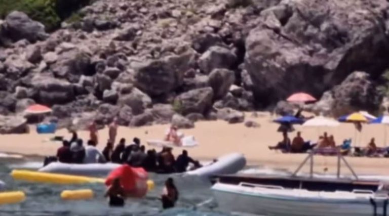 Δεκάδες μετανάστες έφτασαν σε παραλία με λουόμενους! (βίντεο)