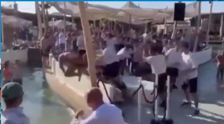 Αγριο ξύλο σε γνωστό beach bar στη Μύκονο μεταξύ μεθυσμένων θαμώνων – Ετρεχαν να τους χωρίσουν οι υπάλληλοι (βίντεο)