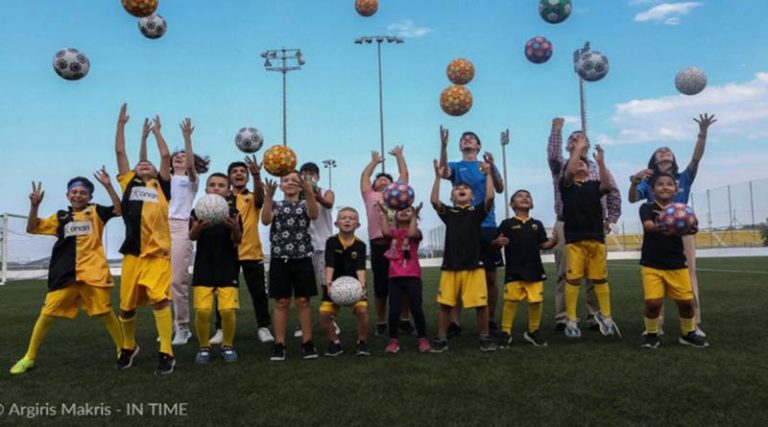 Σπάτα: Πολύχρωμες ποδοσφαιρικές μπάλες παίρνουν ζωή φέρνοντας χαμόγελα σε παιδιά