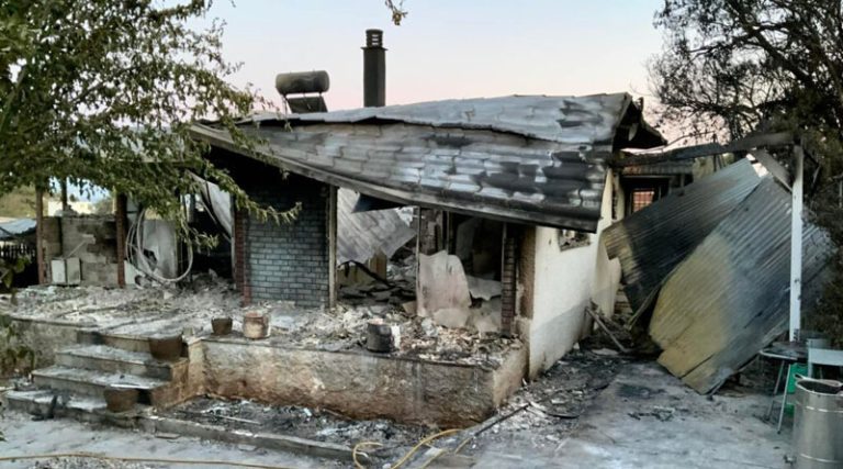 Παλλήνη: Κάηκε σπίτι γιατί ο διπλανός δεν είχε καθαρίσει το οικόπεδο! (φωτό)