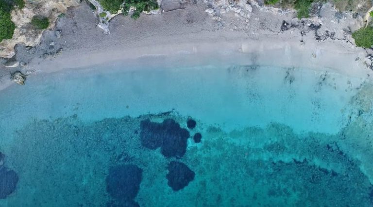 Παραλία Πισίνα: Σπάνιες, ερημικές εικόνες της πολύβουης παραλίας που αποτελεί τουριστικό trend (βίντεο)