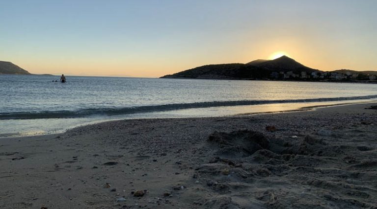 Παραλίες Ανατολικής Αττικής: Ο Χάρακας των απολαύσεων με το ηλιοβασίλεμα που θα σε συναρπάσει (φωτό)