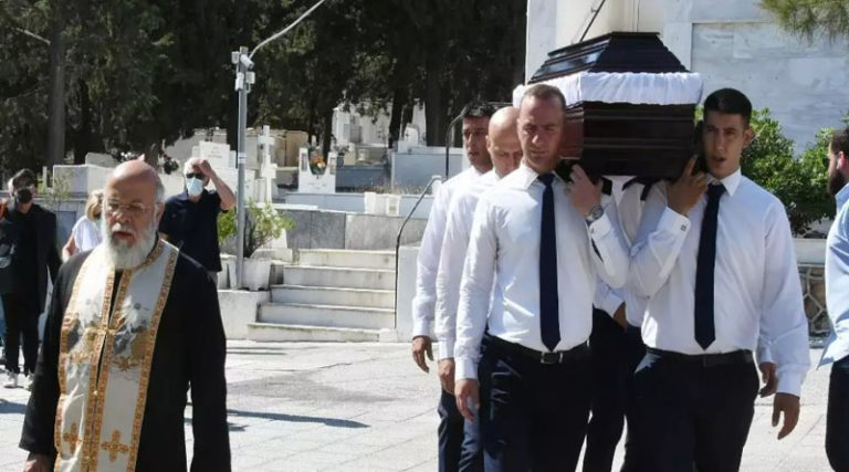 Θλίψη στην κηδεία του τραγουδιστή Περικλή Περάκη