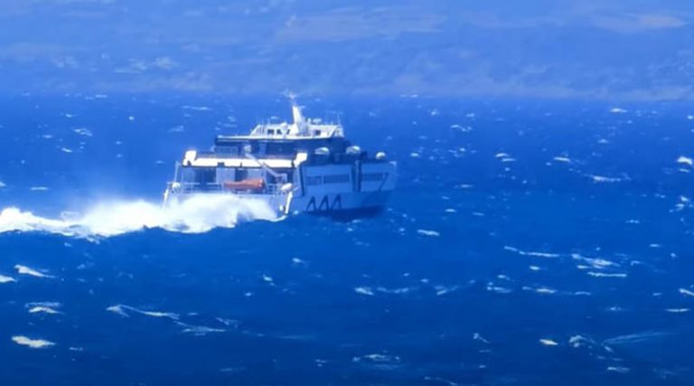 Τρομερή μάχη με τα κύματα για το Sifnos Jet! (βίντεο)