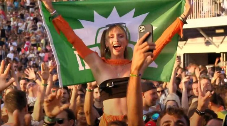 «Σήκωσαν» σημαία του ΠΑΣΟΚ σε φεστιβάλ στο Βέλγιο! (φωτό & βίντεο)
