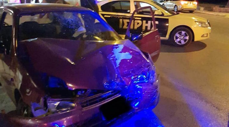 Αρτέμιδα: Τροχαίο ατύχημα απέναντι από την πιάτσα των ταξί (φωτό)