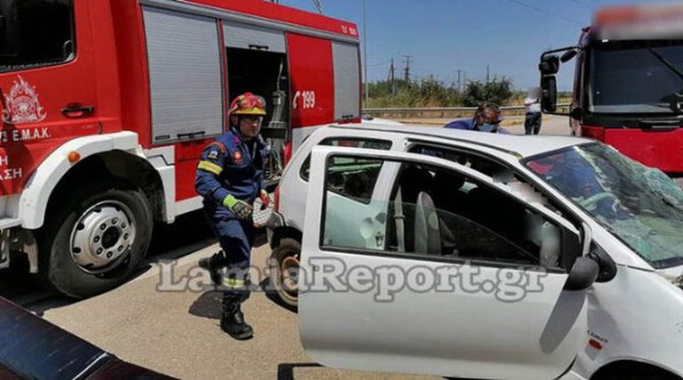 Τροχαίο ατύχημα στον παράδρομο της Εθνικής οδού στη Λαμία – Εγκλωβίστηκε στο αμάξι η οδηγός (φωτό)