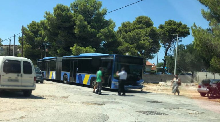 Αρτέμιδα: Λεωφορείο συγκρούστηκε με αυτοκίνητο στη Λ. Βραυρώνος (φωτό)
