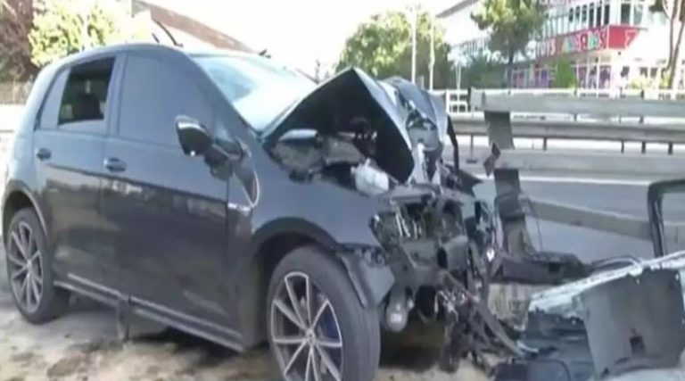 Σοβαρό τροχαίο με τρεις τραυματίες – Αυτοκίνητο καρφώθηκε στο διαχωριστικό διάζωμα στην Κηφισίας (φωτό)