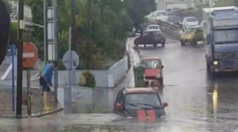 Ξεκίνησε η κακοκαιρία – Τα νερά «κατάπιαν» αυτοκίνητο στη Θεσσαλονίκη – Πώς θα κινηθεί τις επόμενες ώρες