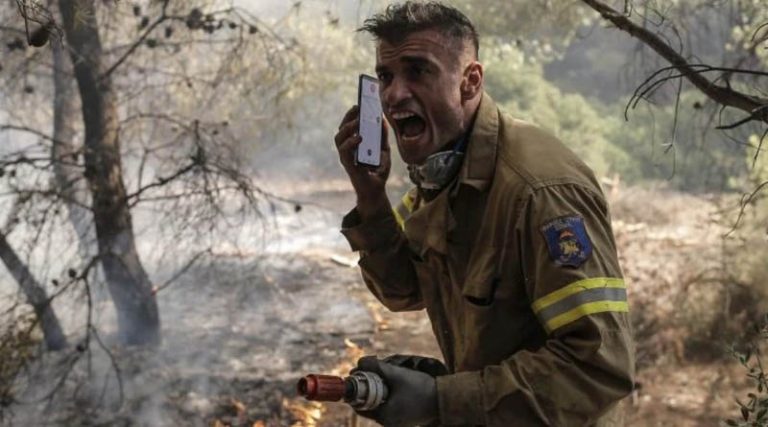 Φωτιά στην Παλλήνη: «Κάνουμε και 3η δουλειά για να ζήσουμε…», λέει εποχικός Πυροσβέστης