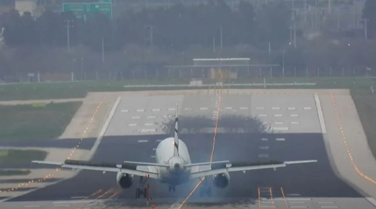 Airbus προσγειώθηκε στο «Ελ. Βενιζέλος» βγάζοντας καπνούς από το πιλοτήριο