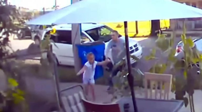 Κάμερα κατέγραψε τη στιγμή που άντρας προσπαθεί να απαγάγει 6χρονο κοριτσάκι – Σοκαριστικό βίντεο