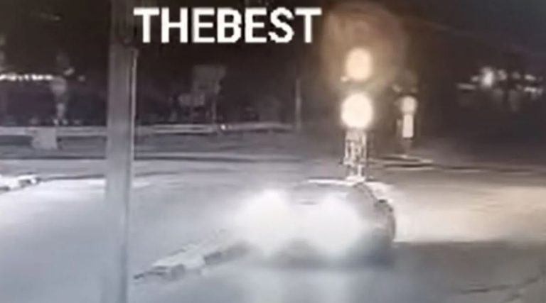 Σοκαριστικό βίντεο από αυτοκίνητο που παίρνει παραμάζωμα το φανάρι