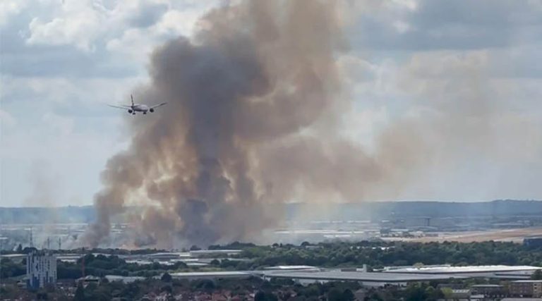 Μεγάλη φωτιά κοντά στο αεροδρόμιο του Χίθροου – Βίντεο με αεροπλάνο να περνάει δίπλα από τους καπνούς