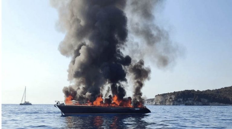 Ιστιοφόρο τυλίχθηκε στις φλόγες – Πρόλαβαν και σώθηκαν οι επιβάτες (φωτό & βίντεο)