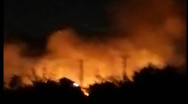 Εκκένωση οικισμού στην Κέρκυρα – Ανεξέλεγκτη η πυρκαγιά στην Κορινθία