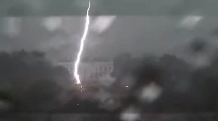 Η στιγμή που κεραυνός πέφτει κοντά στον Λευκό Οίκο – Σε κρίσιμη κατάσταση τέσσερις άνθρωποι (βίντεο)