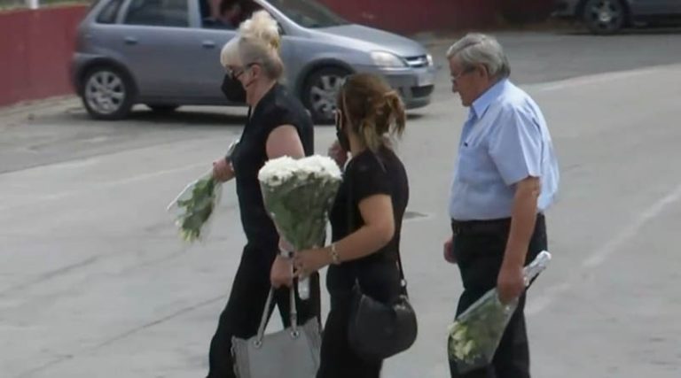 Ανείπωτη θλίψη και οργή στην κηδεία της 17χρονης Νικολέτας – Παραμένει άφαντος ο 20χρονος (βίντεο)