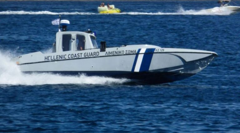 Λιμενικοί πυροβόλησαν προειδοποιητικά για να σταματήσουν σκάφος με μετανάστες