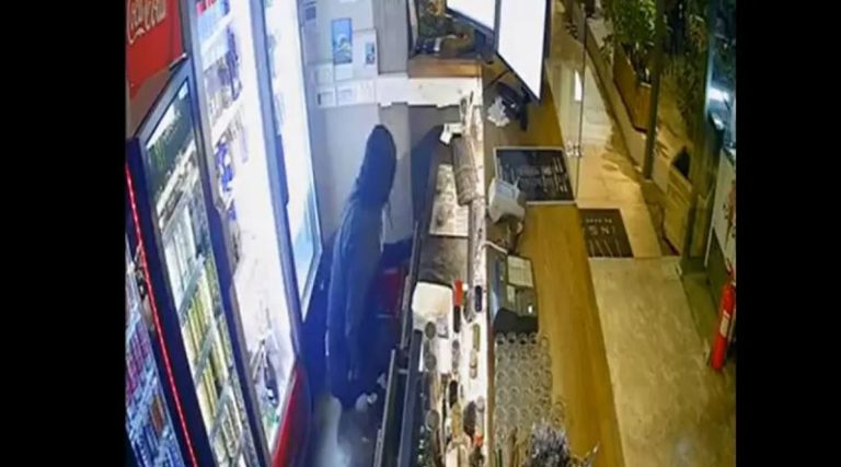 Καρέ-καρέ ένοπλη ληστεία σε καφετέρια (βίντεο)