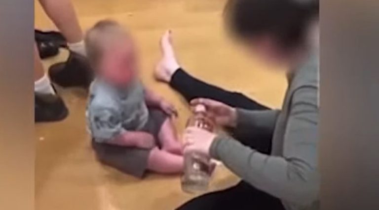 Σάλος με βίντεο που δείχνει γονείς να «κερνούν» σφηνάκια βότκας το μωρό τους